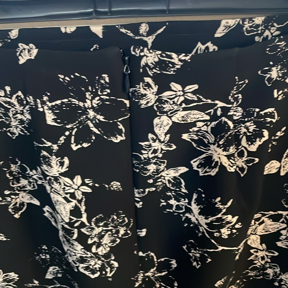Philosophy Black and White Floral Pencil Skirt Elegant Office, size 2 - Picture 6 of 9
